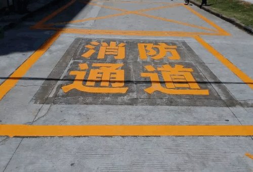 小王的汽車(chē)占了消防通道，拒不挪車(chē)被強(qiáng)制拖走，拖車(chē)費(fèi)由誰(shuí)來(lái)付